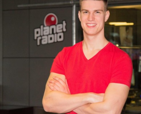 Jonas Löffler moderiert bei planet radio
